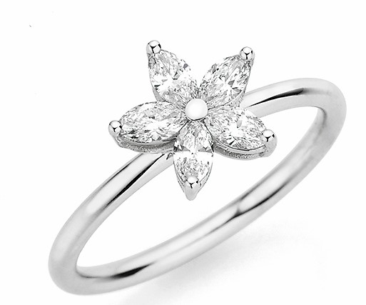 Diamantring in Weißgold mit 5 navetteförmigen Diamanten. Ringschiene Profil rund. Oberfläche Hochglanz. Ringkopf bildet eine Blüte